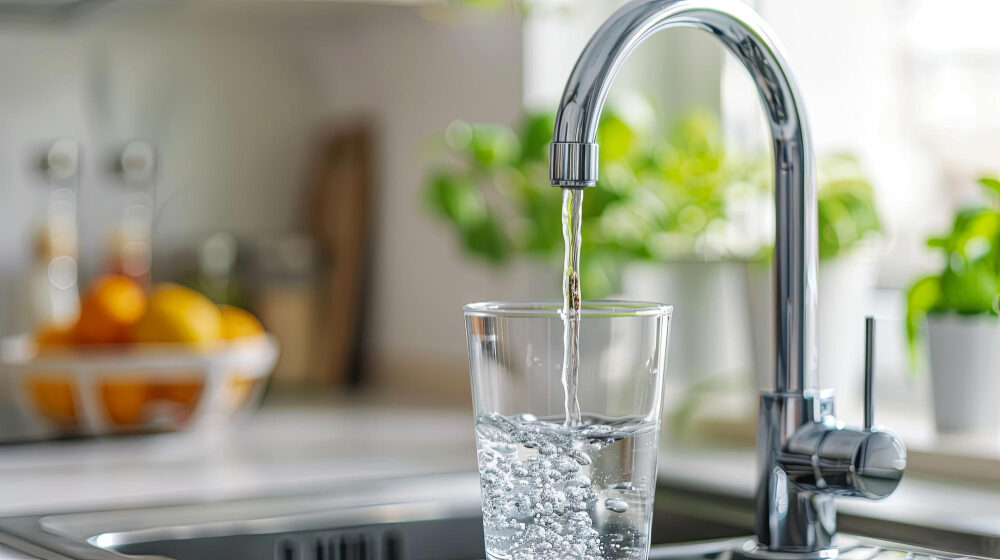 איך מים קשים משפיעים על הבית ואיך מצמצמים את נזקי האבנית